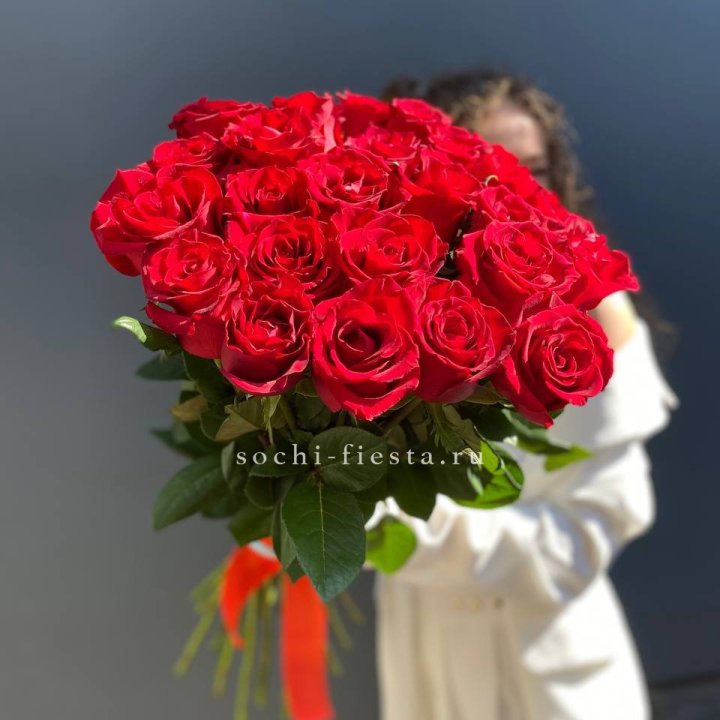 25 высоких красных роз в Севастополи