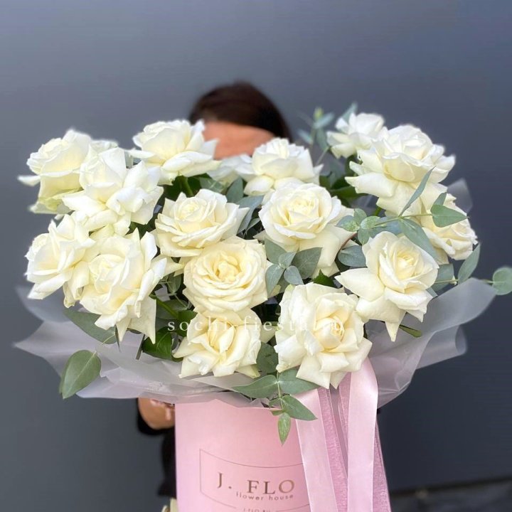 17 Французских белых роз в боксе в Севастополи