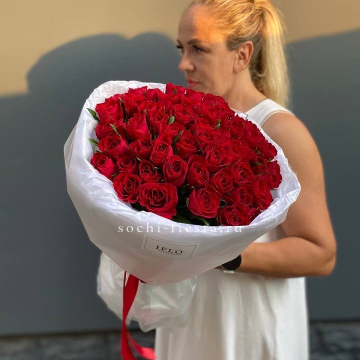 51 роза мадам ред в нежном оформлении в Севастополи