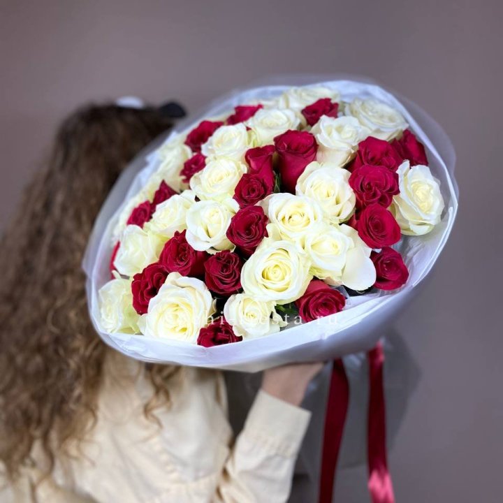 Букет из красных белых 45 роз в Севастополи