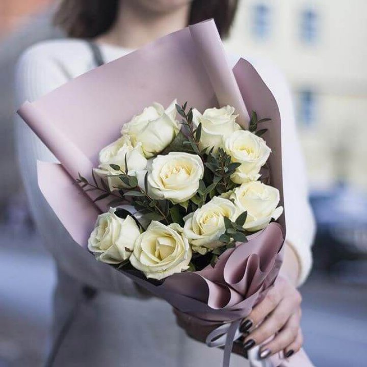 9 белых  роз "Минт" в Севастополи