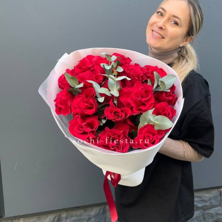 17 Красных французских роз в Севастополи