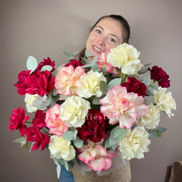 35 французских роз микс в джутовом боксе в Севастополи