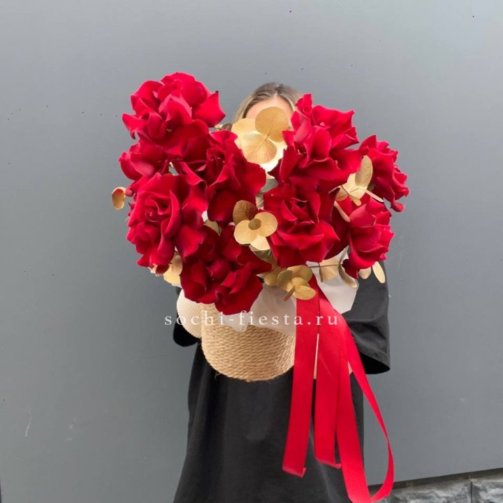 Красные французские розы в джутовом кашпо в Севастополи