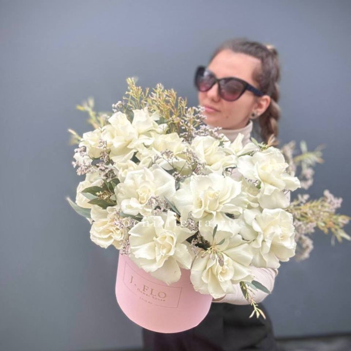 17 Французских белых роз в коробке Афина в Севастополи