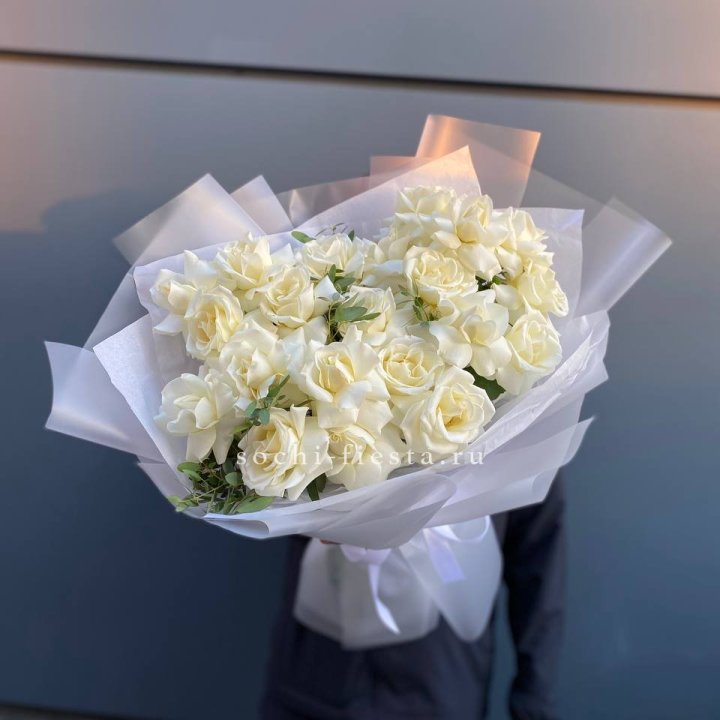 Пышный букет из белых роз в Севастополи