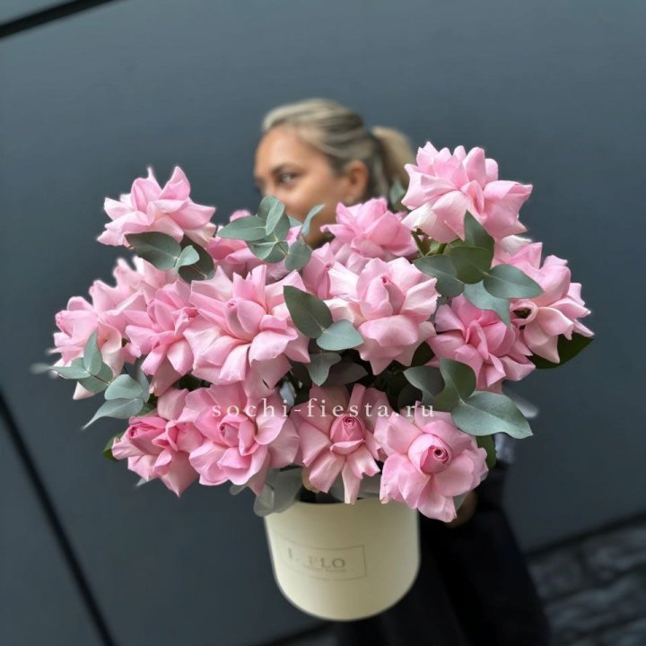 17 Розовых французских роз в боксе в Севастополи