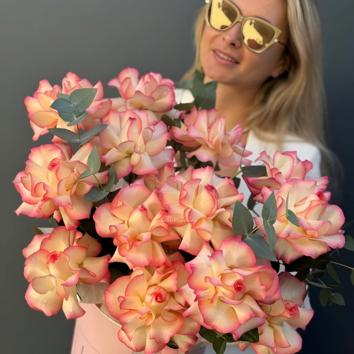 15 французских  роз Джумилия в боксе в Севастополи