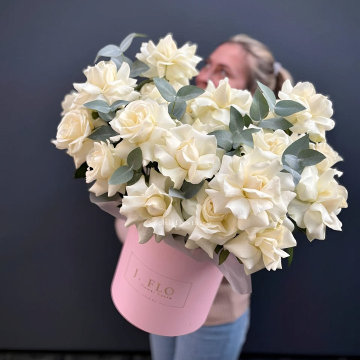 25 Французских белых роз в боксе в Севастополи