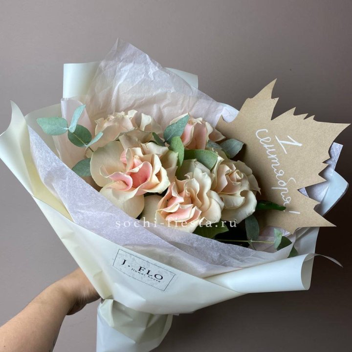 Букет кремовых роз к дню знаний в Севастополи