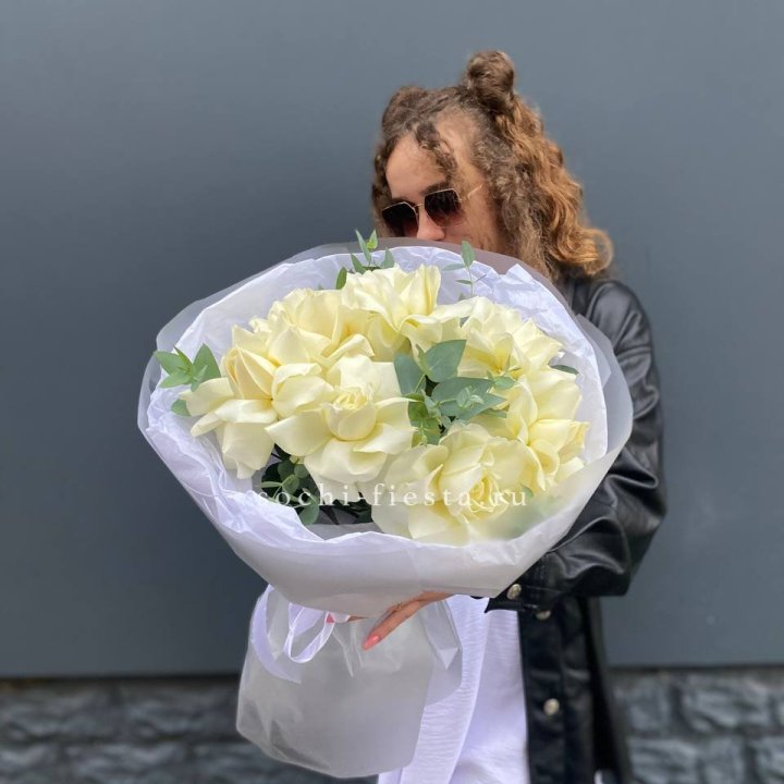 7 Белых французских роз  в Севастополи