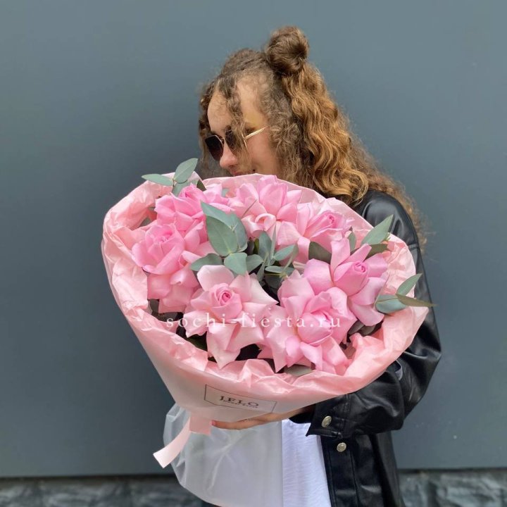 7 розовых роз в Севастополи