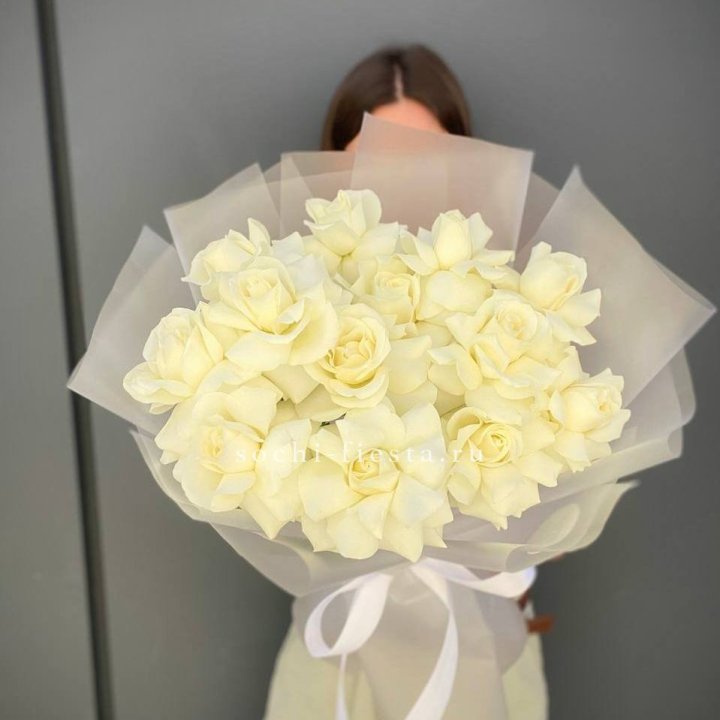 13 белых роз в Севастополи