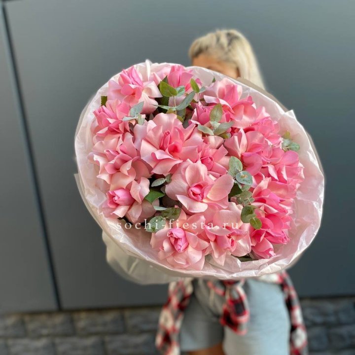 17 розовых роз в Севастополи