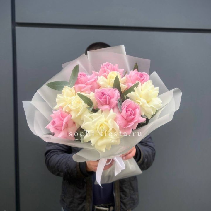 11 бело-розовых роз в Севастополи