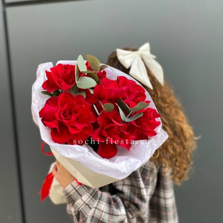 7 красных французских роз в Севастополи