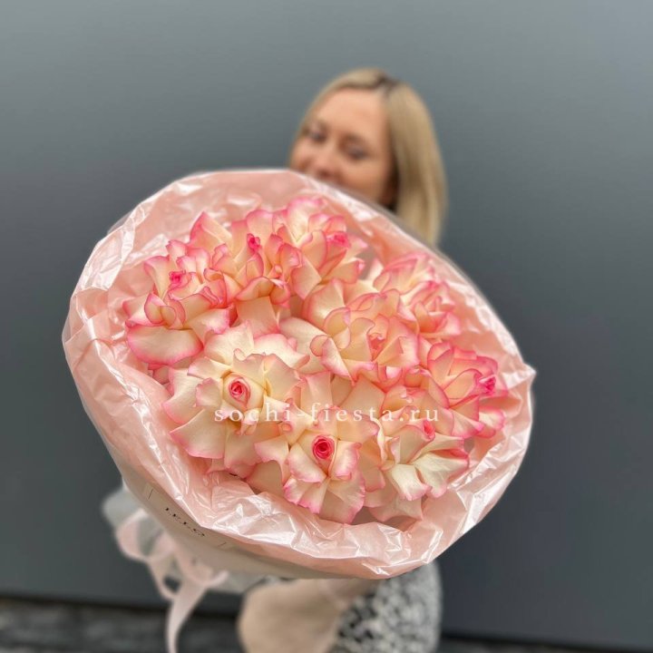 9 французских роз Джумилия в нежном оформлении в Севастополи