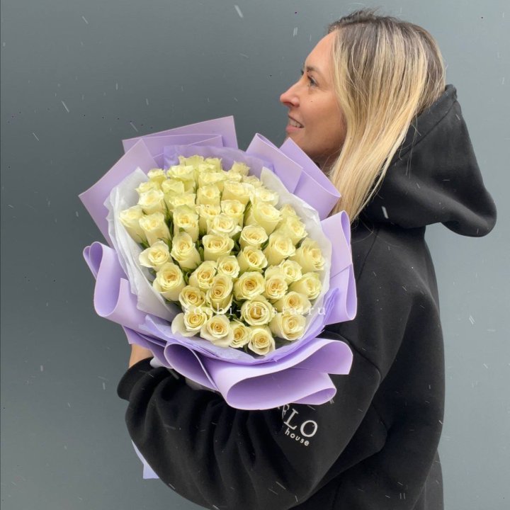 51 белая кенийская роза в оформлении в Севастополи