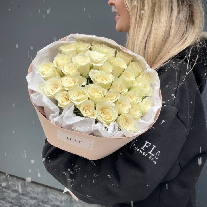 31 белая роза в оформлении в Севастополи