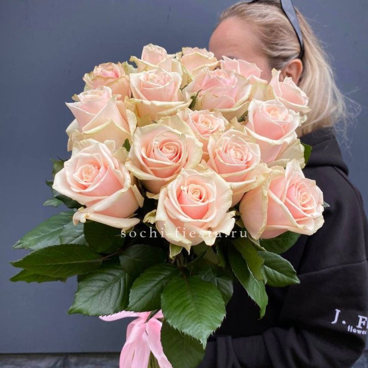 15  кремовых высоких роз в Севастополи