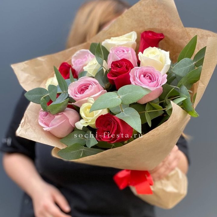 Букет из 15 роз с эвкалиптом в Севастополи