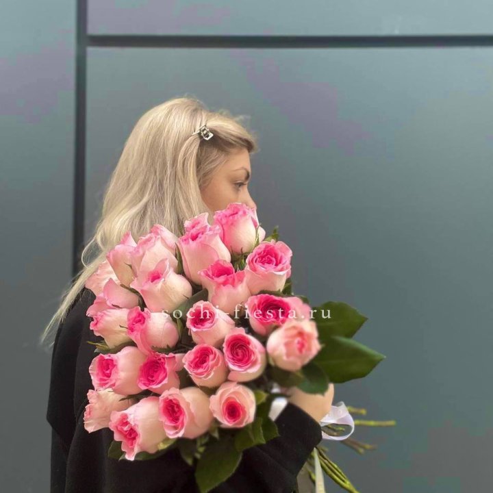  25 розовых роз в Севастополи