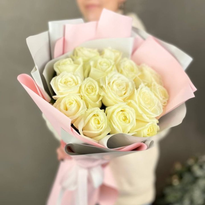 15 белых роз пудра в Севастополи