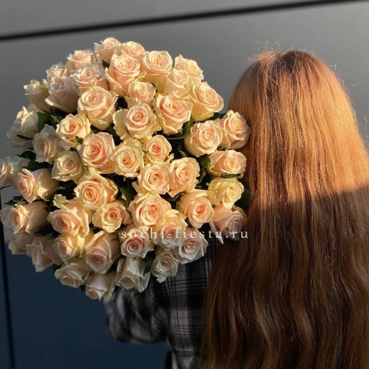 Охапка кремовых роз в Севастополи