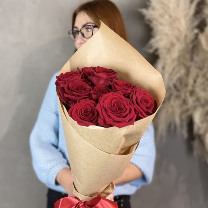 9 красных роз в крафте в Севастополи