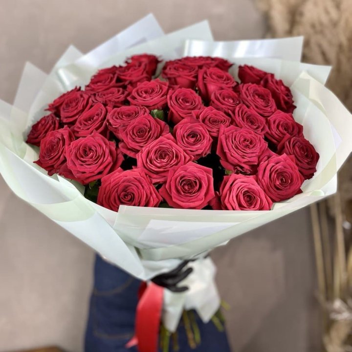 37 красных роз в Севастополи