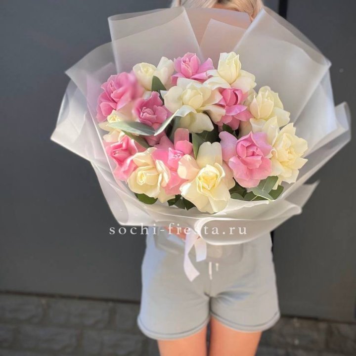 15 бело-розовых роз в Севастополи