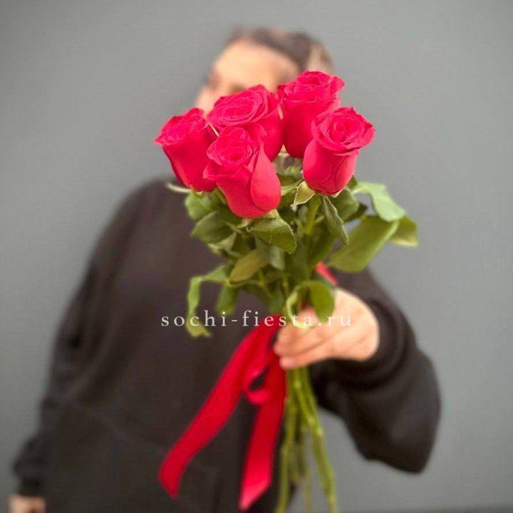 Букет 5 красных роз  в Севастополи