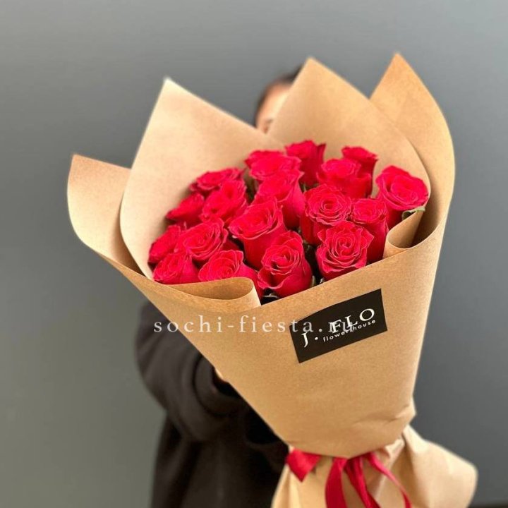 19 красных роз в крафте в Севастополи