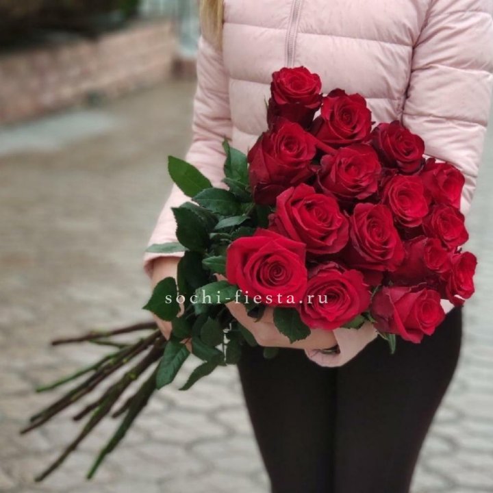 15 высоких красных роз в Севастополи