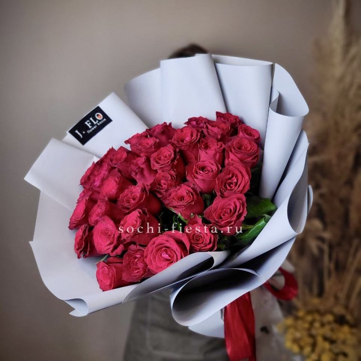 Красные розы 33 шт в Севастополи