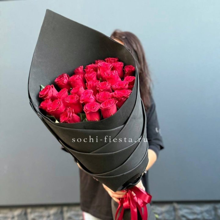 25 высоких красных роз в Севастополи