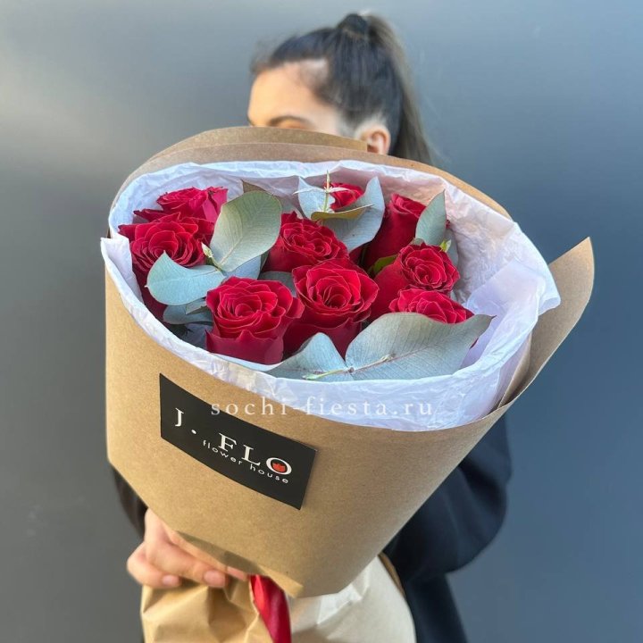 9 роз с эвкалиптом в Севастополи