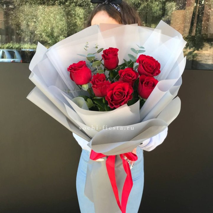 7 красных роз с эвкалиптом  в Севастополи