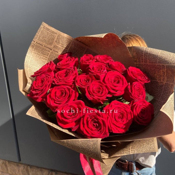 19 красных роз Леди Крафт в Севастополи