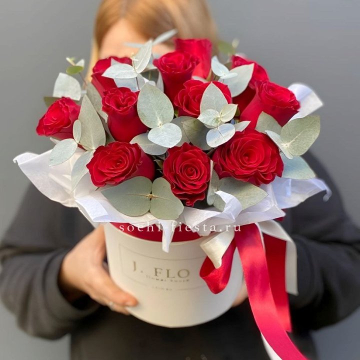 11 роз в шляпной коробке в Севастополи