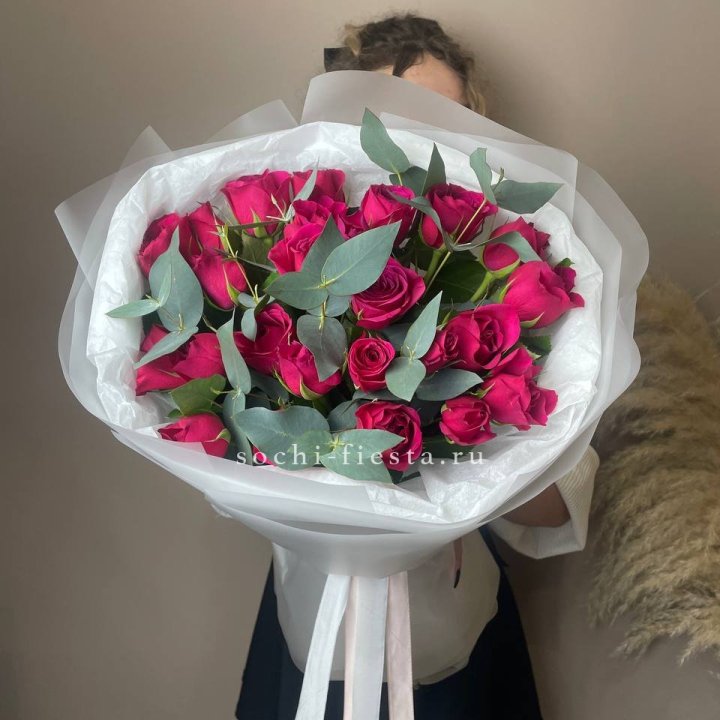 25 малиновых роз с эвкалиптом в Севастополи