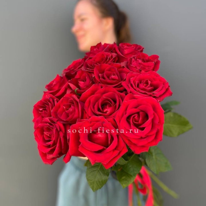 15 красных роз под ленту в Севастополи