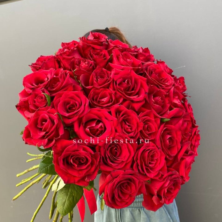 35 красных роз под ленту в Севастополи