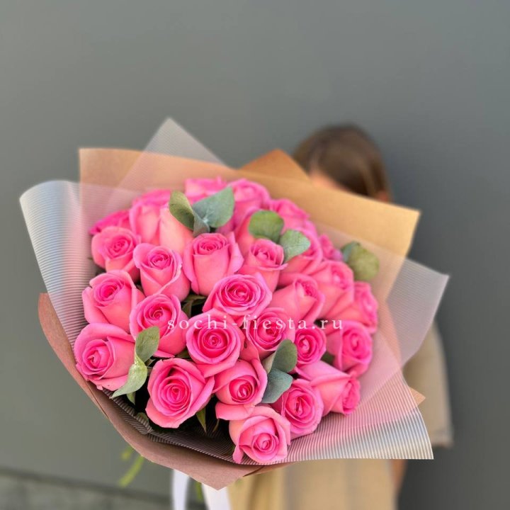 31 розовая роза с эвкалиптом в Севастополи