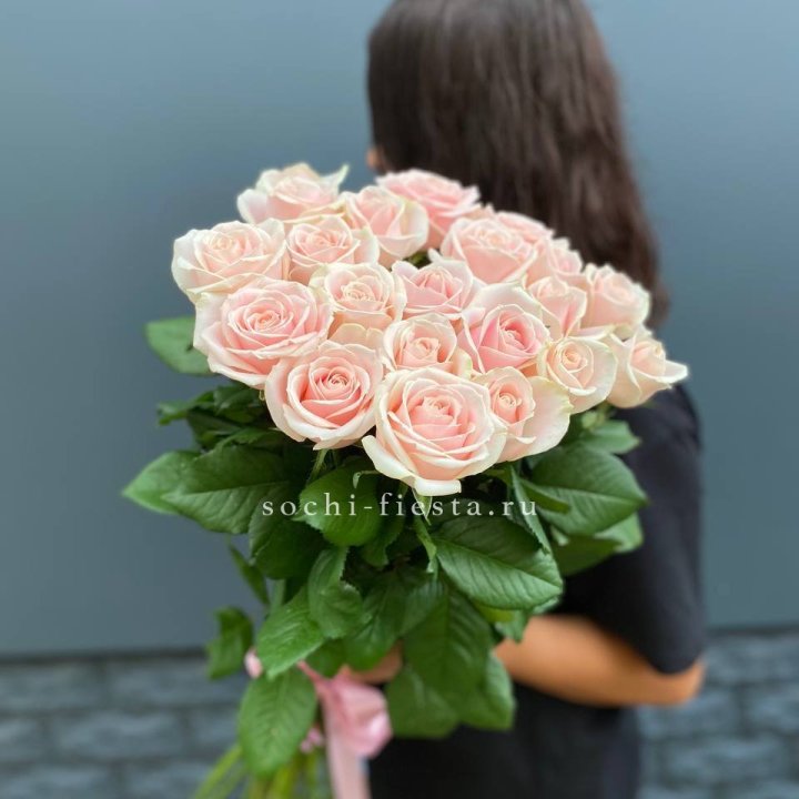 Высокие розовые розы в Севастополи