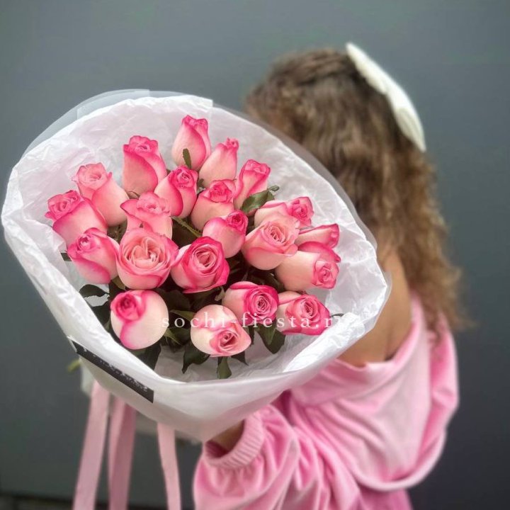 21 розовые розы Венди  в оформлении в Севастополи