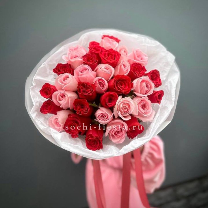 Букет красных и розовых 35 роз в Севастополи