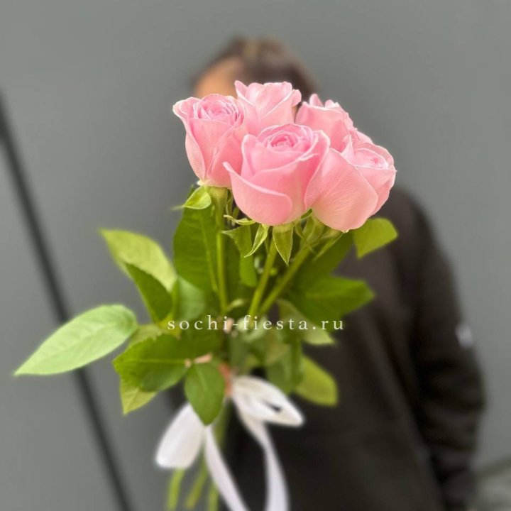 Букет 5 розовых роз  в Севастополи