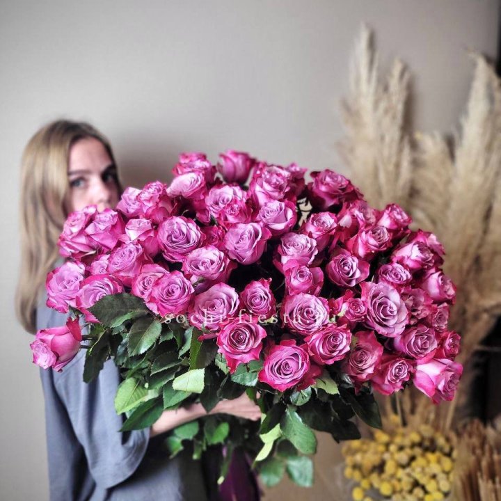 Охапка высоких роз Деп перпел в Севастополи