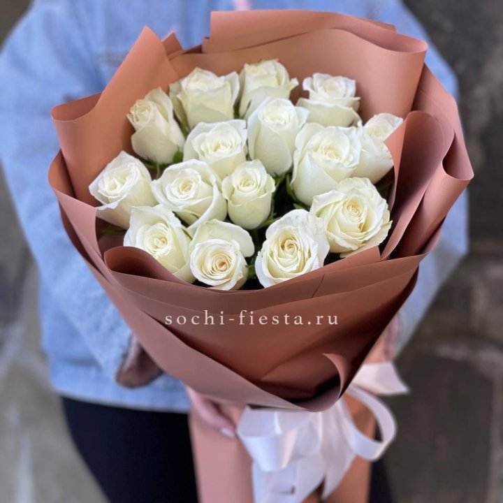 15 белых роз сиена в Севастополи